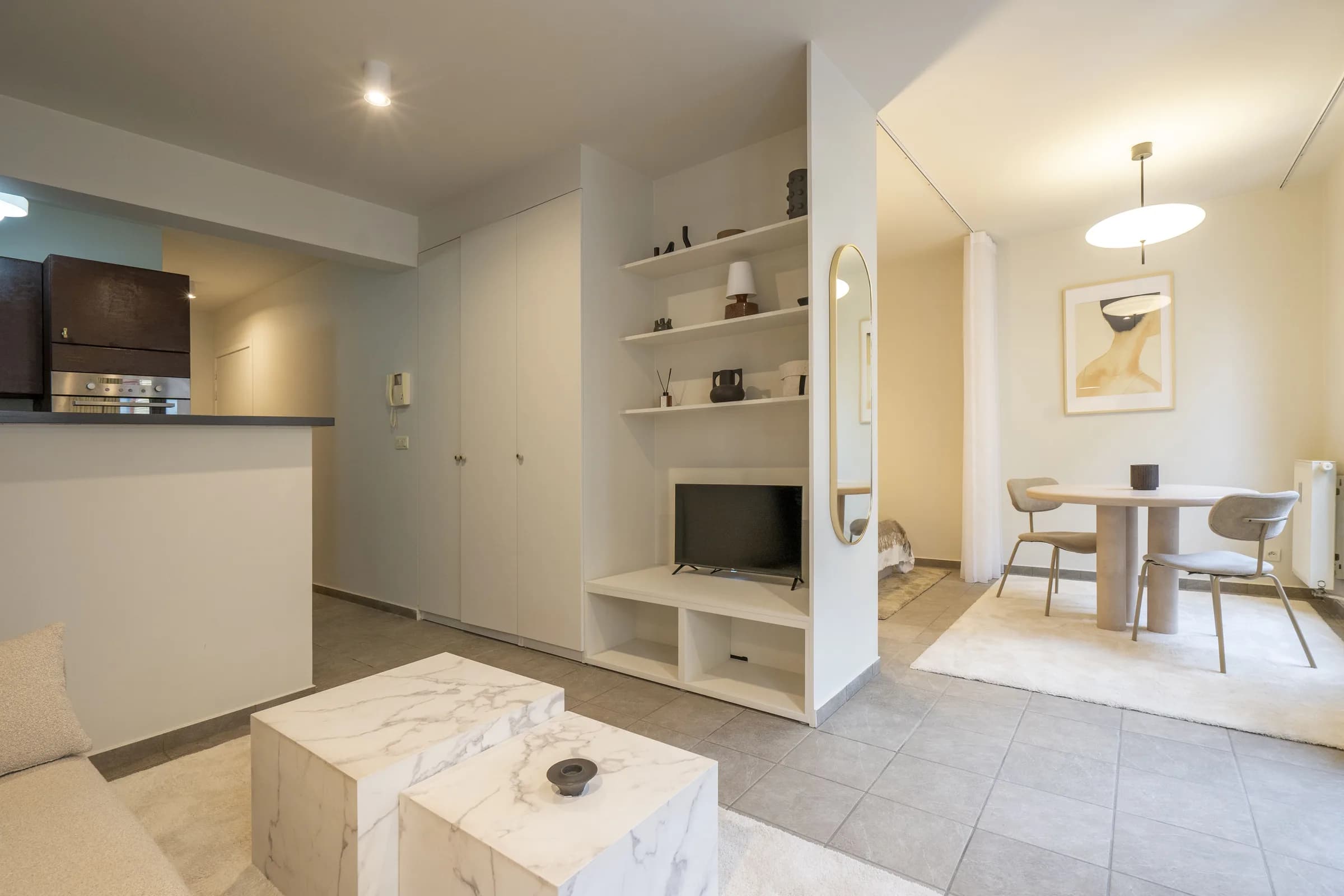 2. Private apartment, street-side thumbnail 9