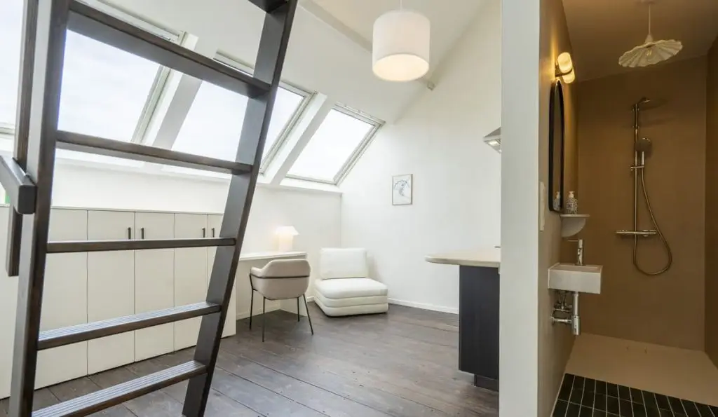 Opulent Coliving Space: Stylish communal living in this elegant Antwerp bedroom