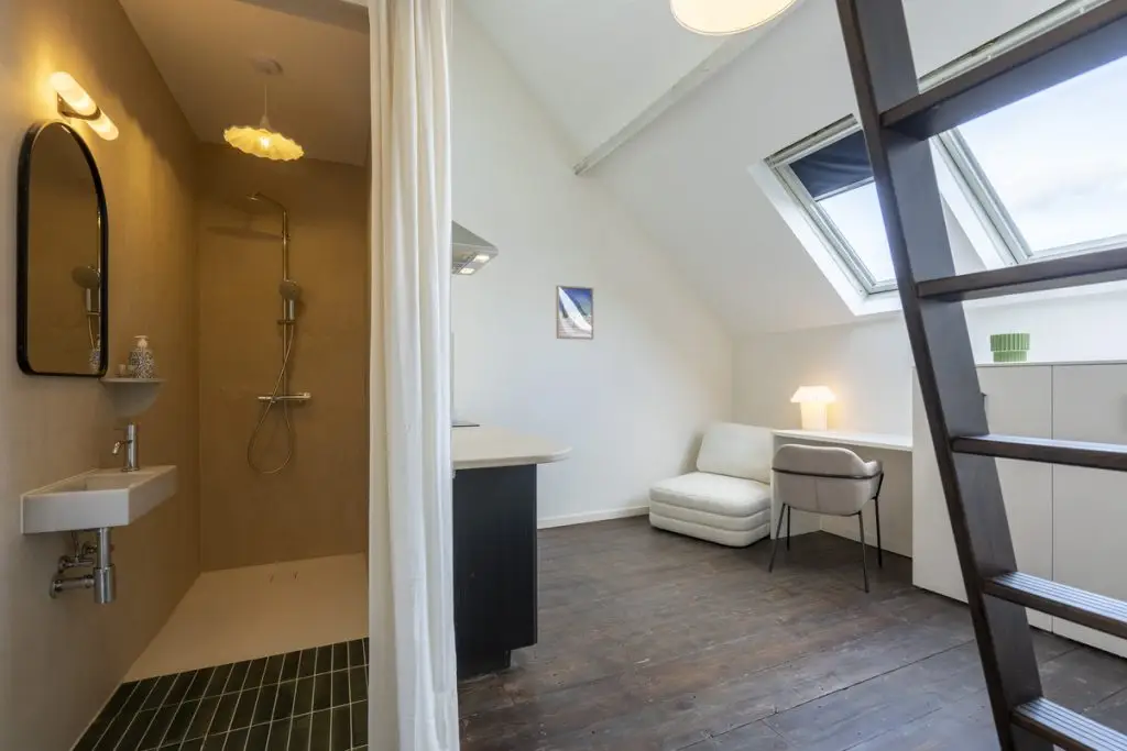 Chic studio room: comfy bed, sleek kitchen, modern bath