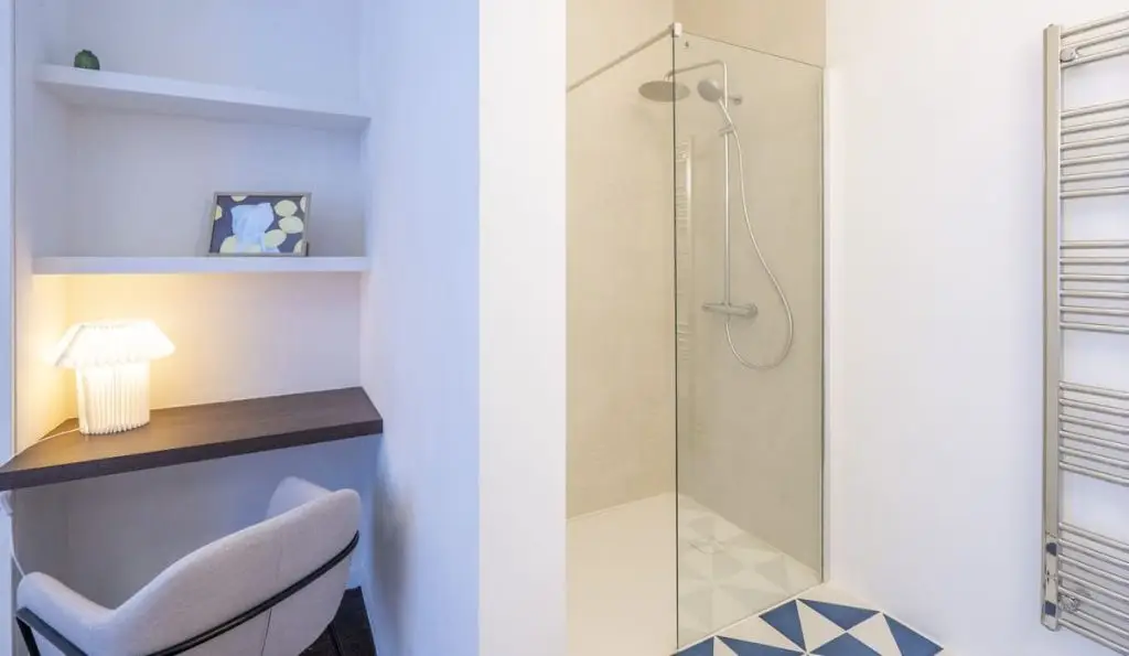 Sophisticated Retreat in Antwerp: Elegantly designed shared bedroom
